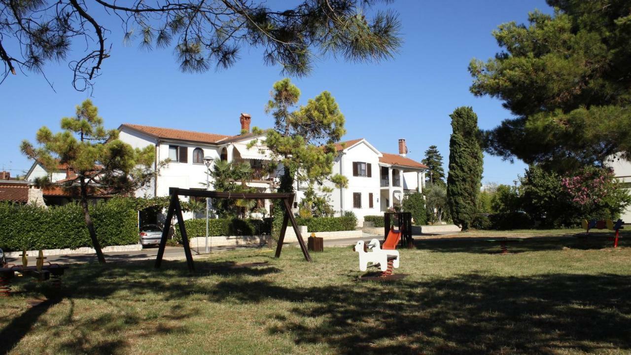 Family Rooms Moela Umag Exterior photo